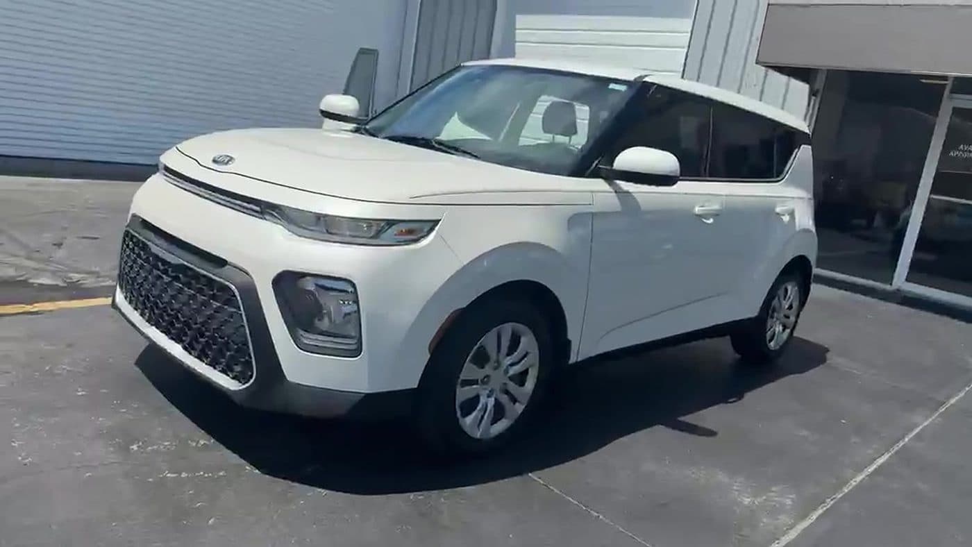 Kia Soul 2021 blanco, vista de frente