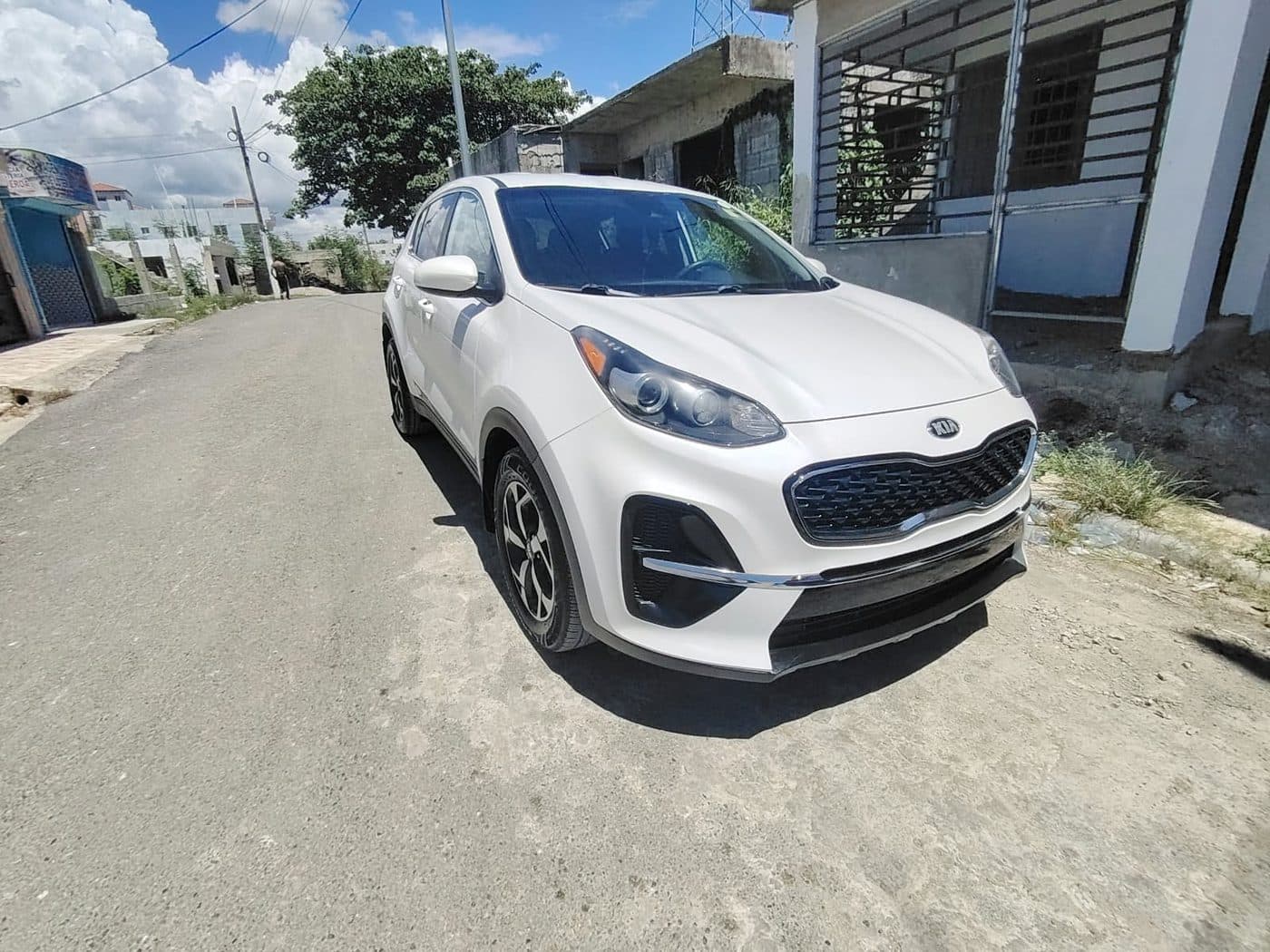Kia Sportage 2021 LX blanca, vista de frente